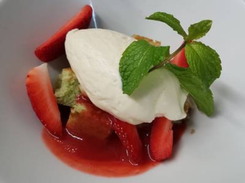 Fraise de Vendée, Sponge Cake Pistache et Ganache Montée Chocolat Blanc